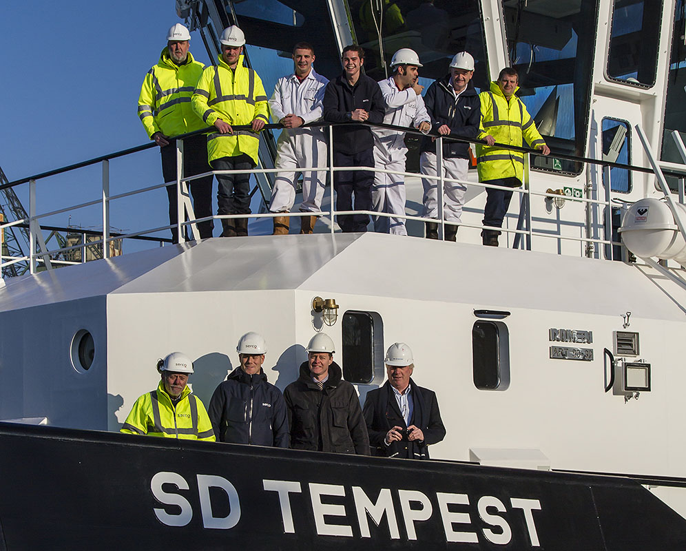 Załoga oraz przedstawiciele armatora - Serco oraz grupy Damen Shipyards - pamiątkowe zdjęcia na pokładzie holownika przy nabrzeżu stoczni Safe.