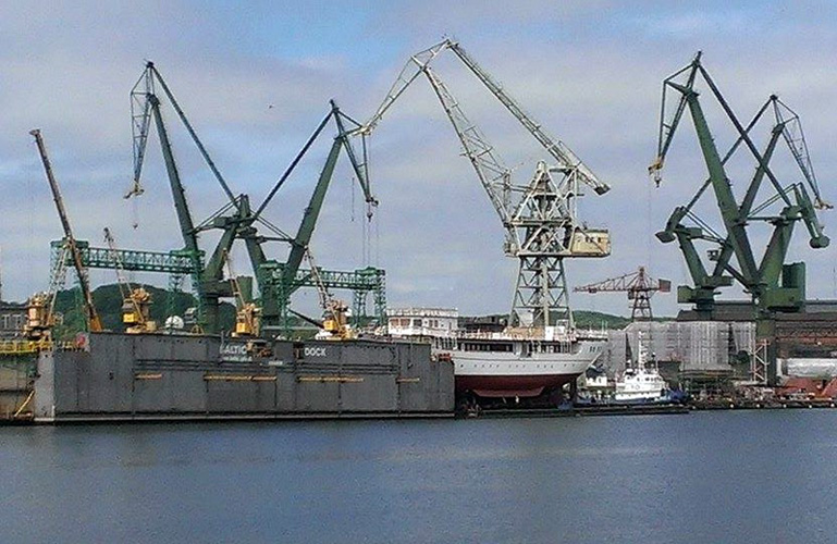 Nasuwanie jednostki z barko-pontonu na dok pływający przed wodowaniem