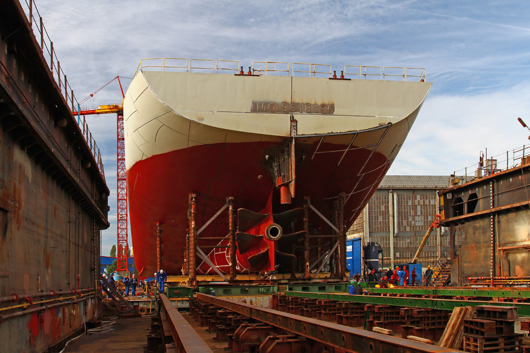 Kadłub arktycznego kontenerowca dla RAL przed rozpoczęciem przesuwania na dok pływający