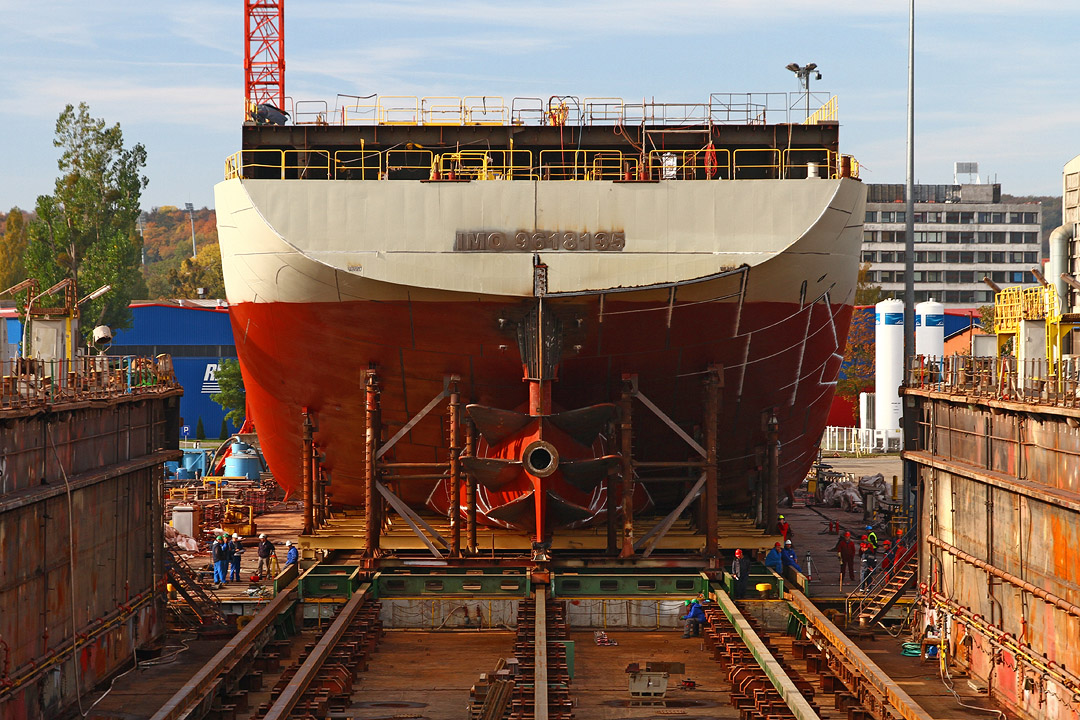 Kadłub arktycznego kontenerowca dla RAL przed rozpoczęciem przesuwania na dok pływający