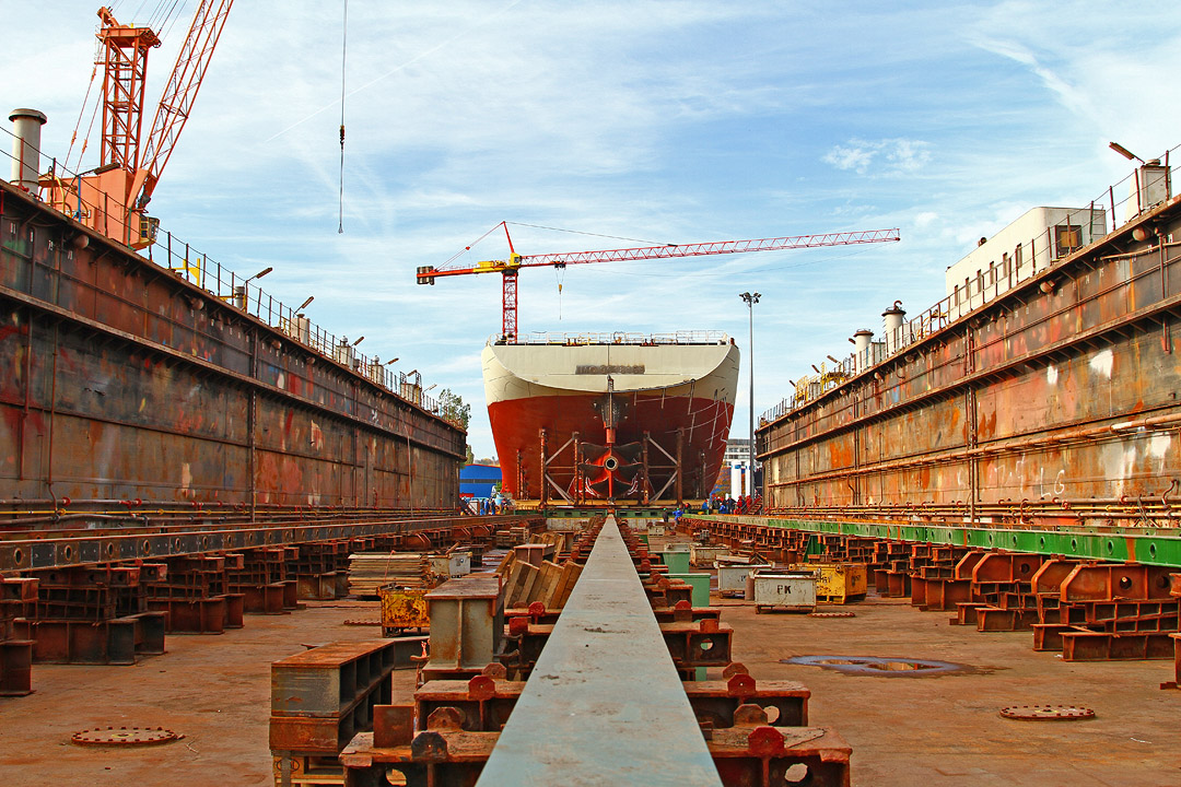 Kadłub arktycznego kontenerowca dla RAL przed rozpoczęciem przesuwania na dok pływający