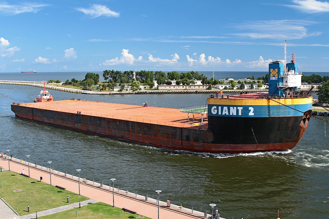 Giant 2 wprowadzany do portu Gdańsk Giant 2 wprowadzany do portu Gdańsk