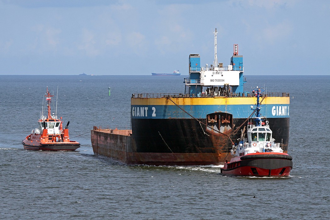 Giant 2 wprowadzany do portu Gdańsk Giant 2 wprowadzany do portu Gdańsk
