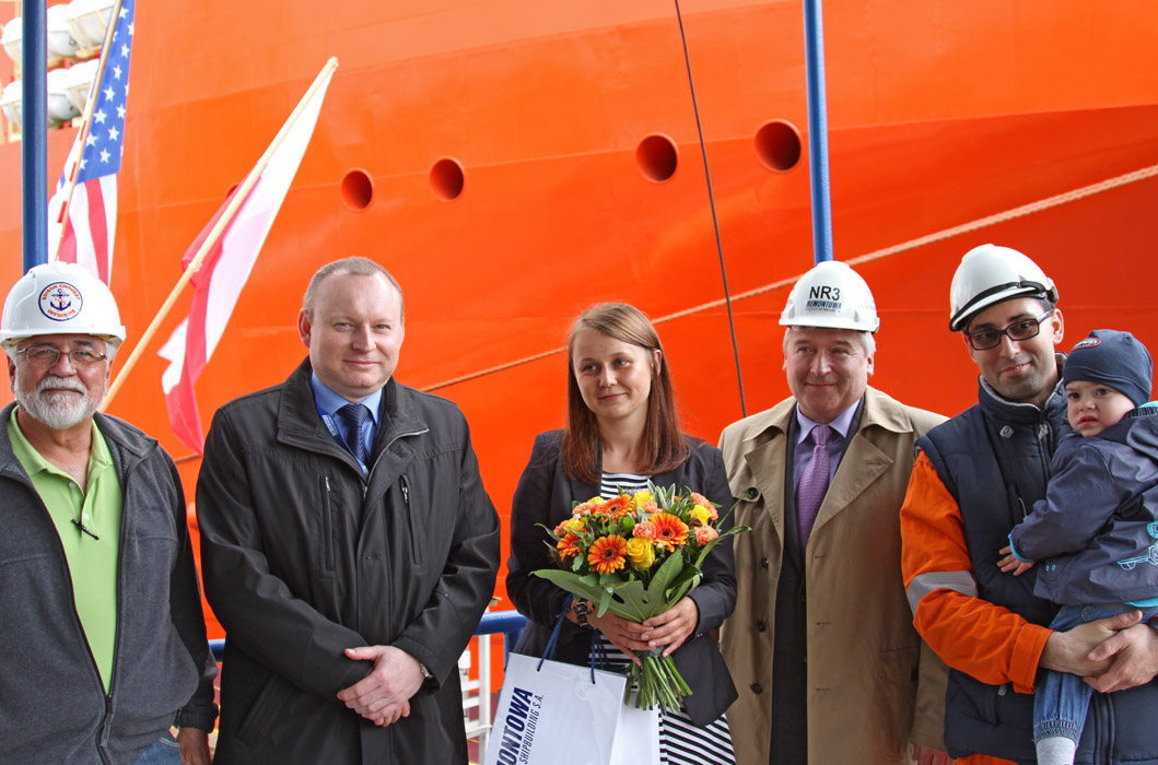 Matka chrzestna statku oraz przedstawiciele stoczni i armatora chwilę po chrzcie statku Matka chrzestna statku oraz przedstawiciele stoczni i armatora chwilę po chrzcie statku