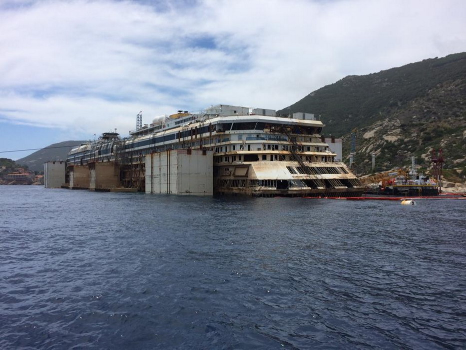 Wrak wycieczkowca Costa Concordia Fot. Frank Behling Wrak wycieczkowca Costa Concordia Fot. Frank Behlig