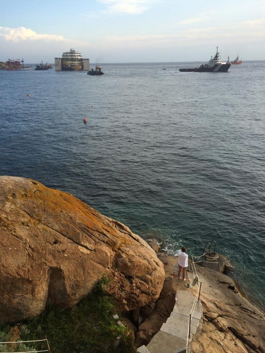 Wrak wycieczkowca Costa Concordia Fot. Frank Behling Wrak wycieczkowca Costa Concordia Fot. Frank Behlig