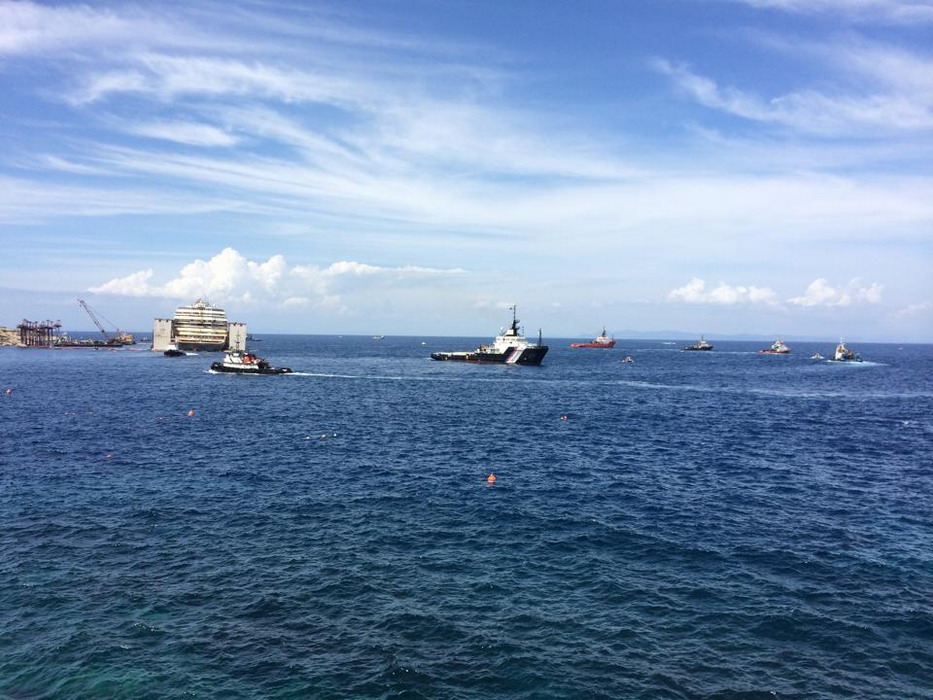 Wrak wycieczkowca Costa Concordia Fot. Frank Behling Wrak wycieczkowca Costa Concordia Fot. Frank Behlig