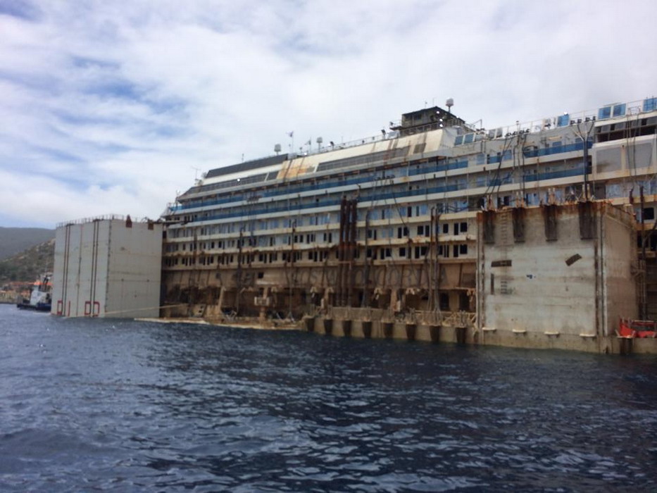Wrak wycieczkowca Costa Concordia Fot. Frank Behlig