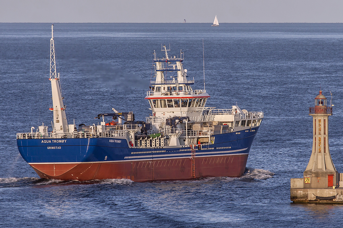 Aqua Tromøy opuszczający stocznię i port w Gdyni 13 września 2018 r.