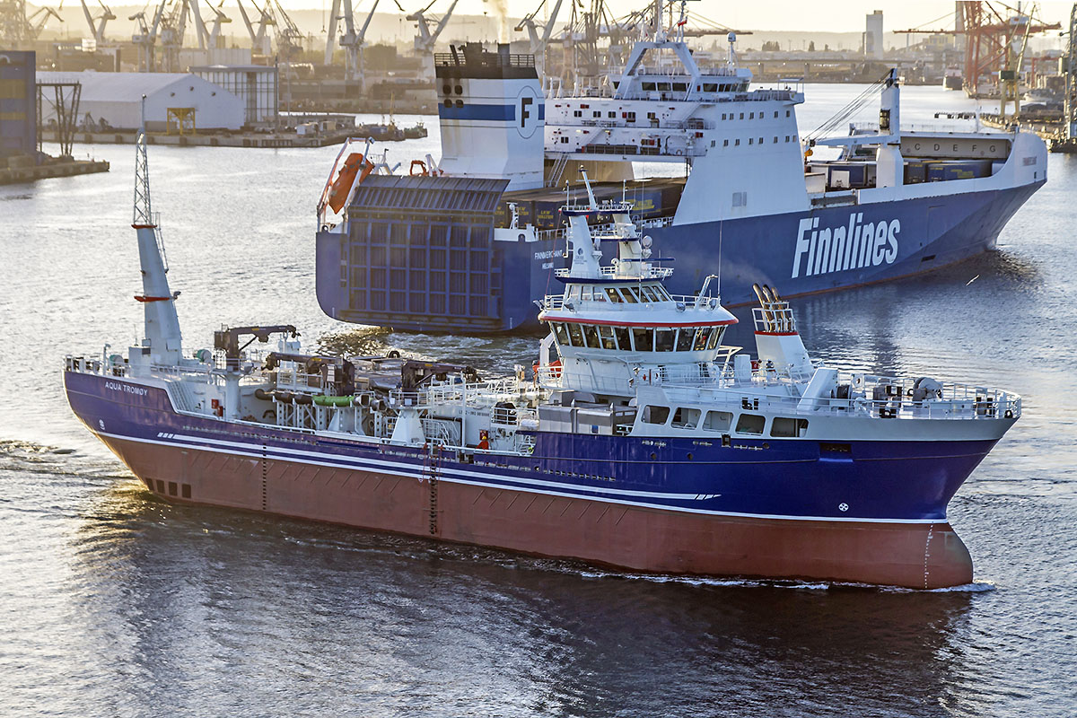 Aqua Tromøy opuszczający stocznię i port w Gdyni 13 września 2018 r.