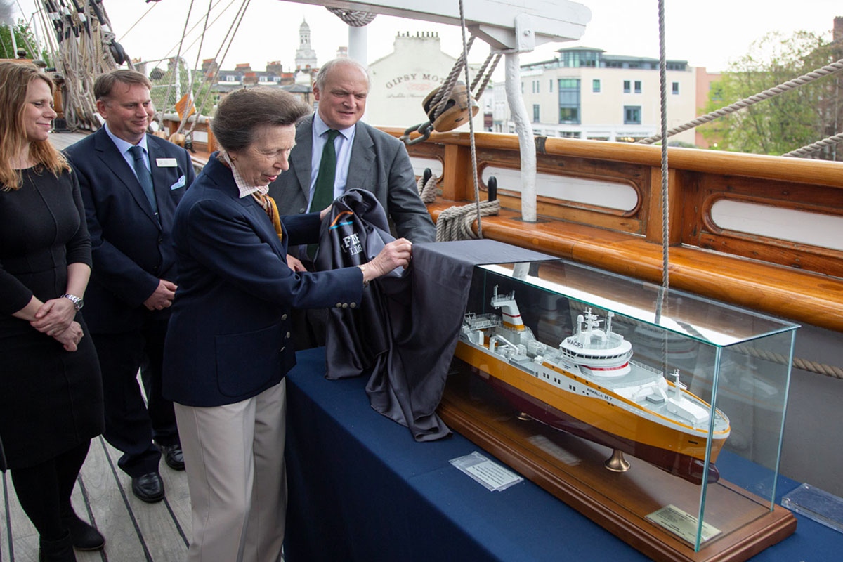 Jej wysokość księżniczka Anna na pokładzie klipra Cutty Sark przy modelu trawlera Kirkella