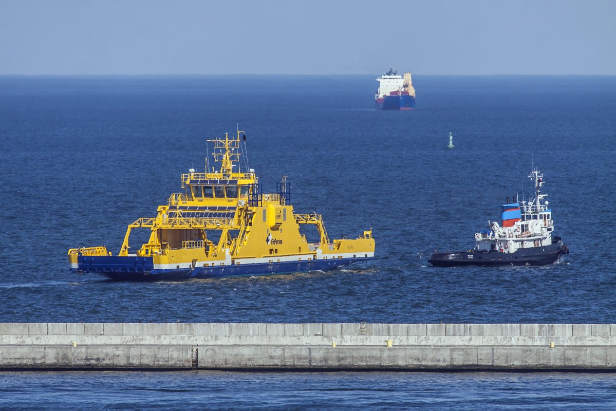 Elektra podczas wyholowania z portu Gdynia, przez holownik Atlas, w drodze do Finlandii