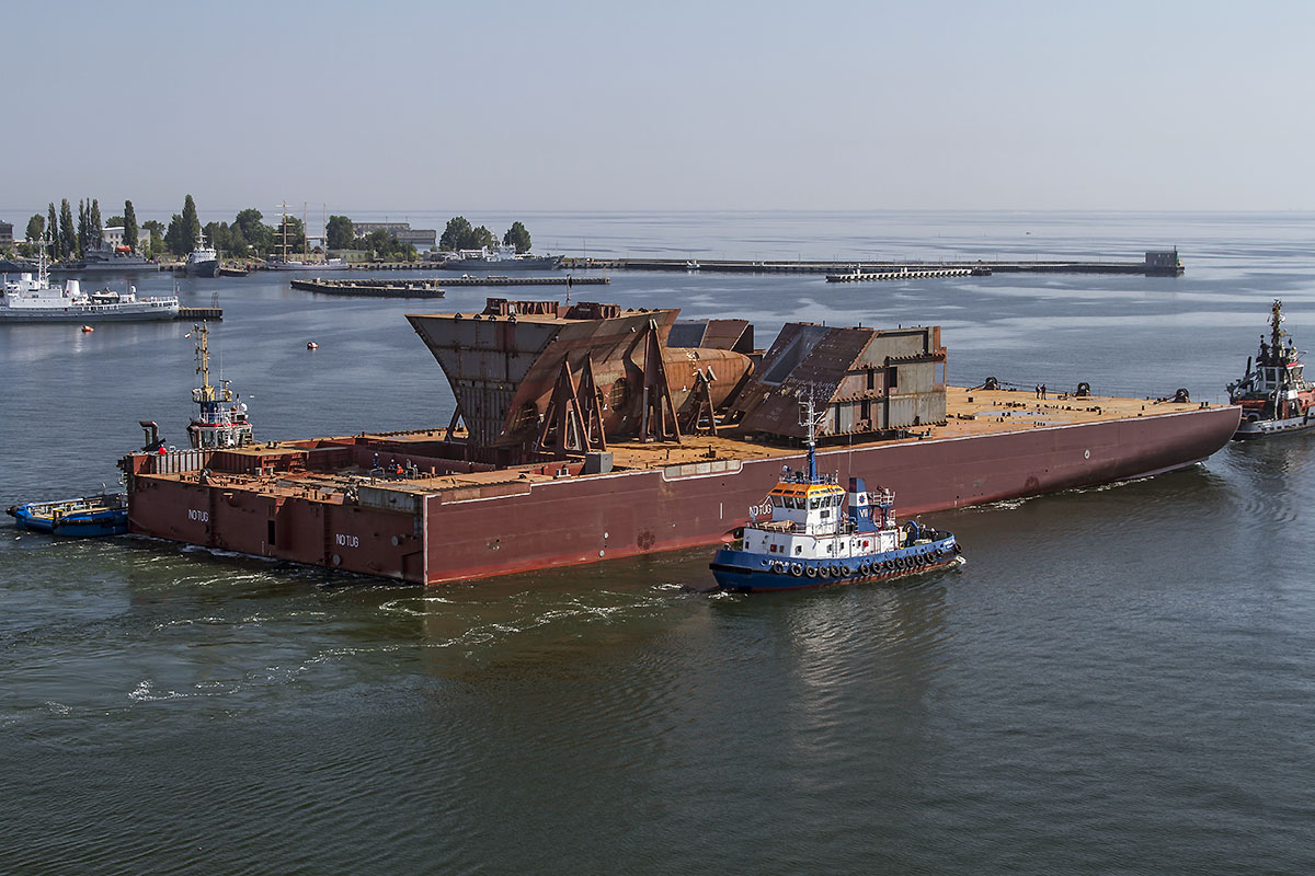 Blok jednostki G34 wyholowywany z portu Gdynia
