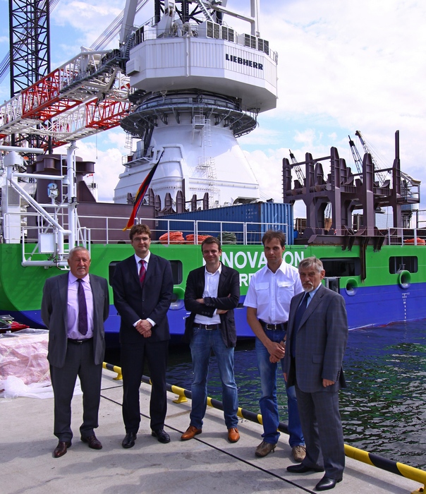 W chwilę po podniesieniu bandery - od lewej: prezes Crist SA Ireneusz Ćwirko, prezes spółki HGO Carsten Heymann, prezes spółki GeoSea z beligijskiej grupy DEME Jan van Rossum, kapitan statku Jorg Eden oraz prezes Crist SA Krzysztof Kulczycki