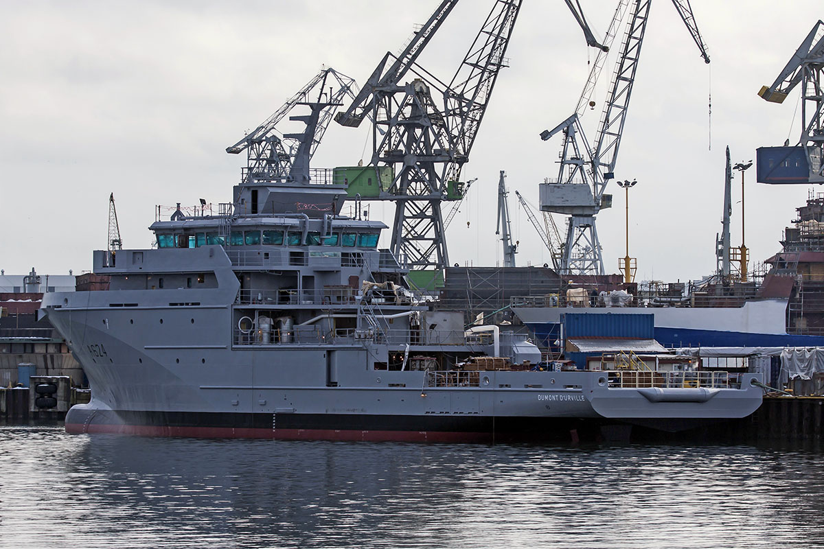 Dumont d'Urville (Piriou 334) - wielozadaniowy okręt patrolowy, zbudowany jako częściowo wyposażony w stoczni Crist SA