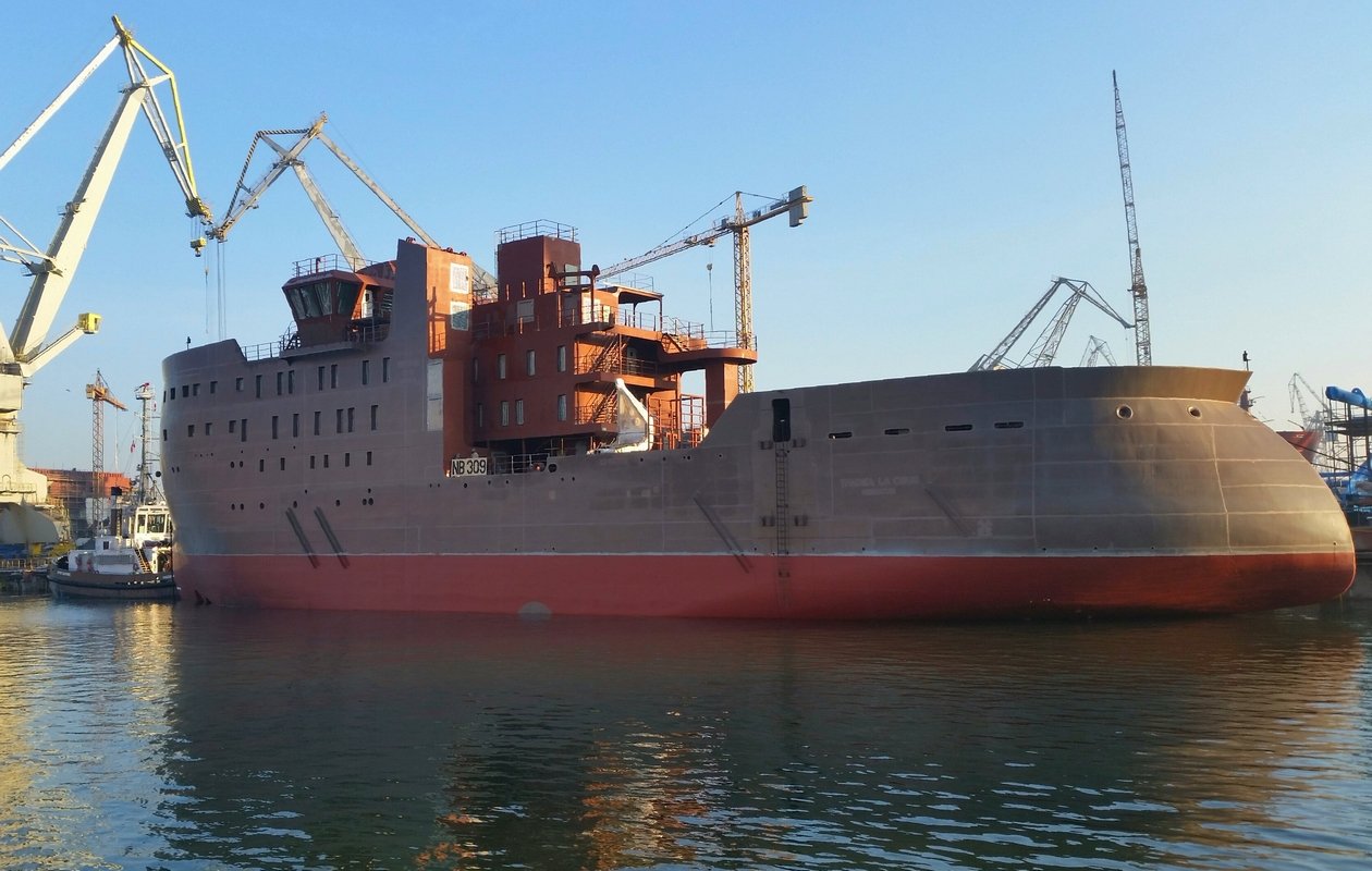Kadłub o numerze budowy Ulstein NB309 w doku SDII byłej Stoczni Gdynia w dniu wyholowania do Norwegii