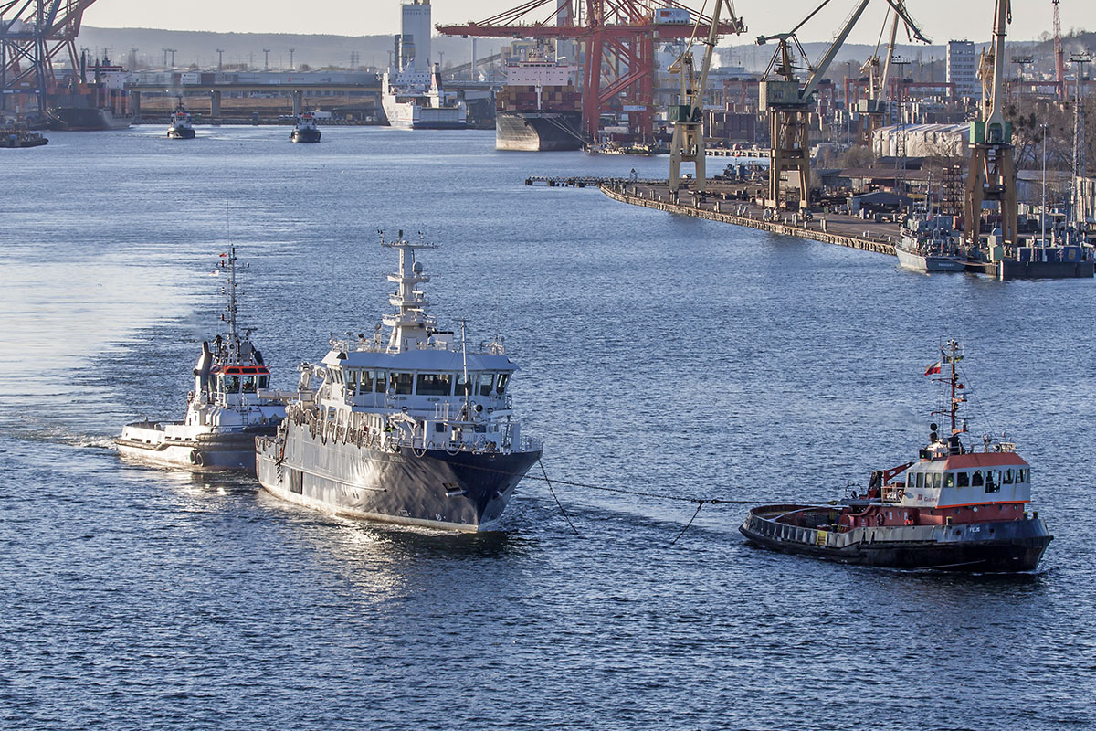 Statek naukowo-badawczy Skagerak wyholowywany z Gdyni 14 marca 2020 r. Port przeznaczenia - Geteborg.