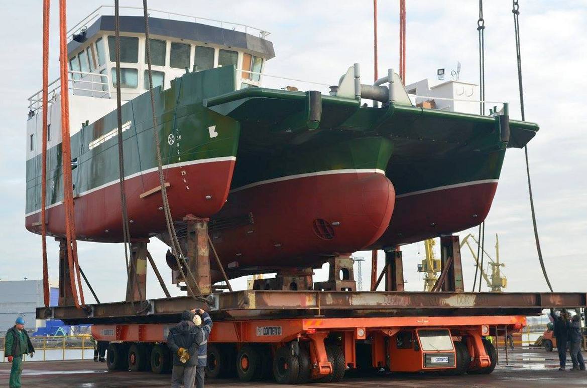 Trimaran Brutus na krótko przed przeniesieniem na wodę Trimaran Brutus na krótko przed przeniesieniem na wodę