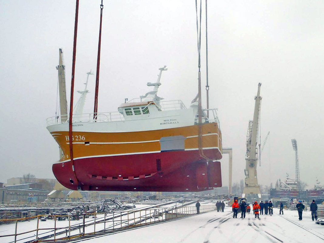 Trawler Milton przenoszony do wodowania suwnicą pochylni Vuklan byłej Stoczni Szczecińskiej