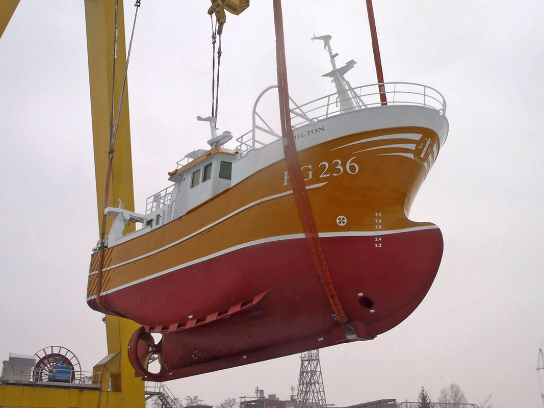 Trawler Milton przenoszony do wodowania suwnicą pochylni Vuklan byłej Stoczni Szczecińskiej