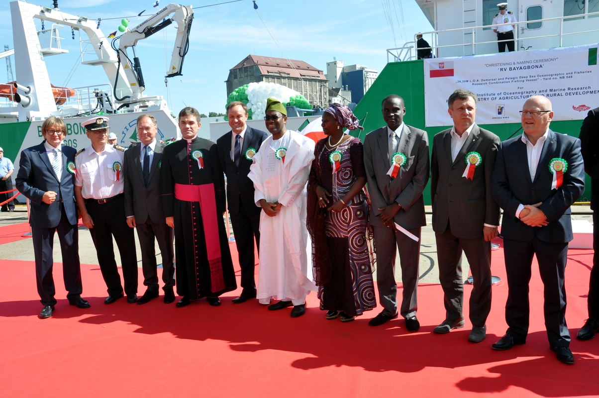 Po uroczystości chrztu. W tle statek Bayagbona.