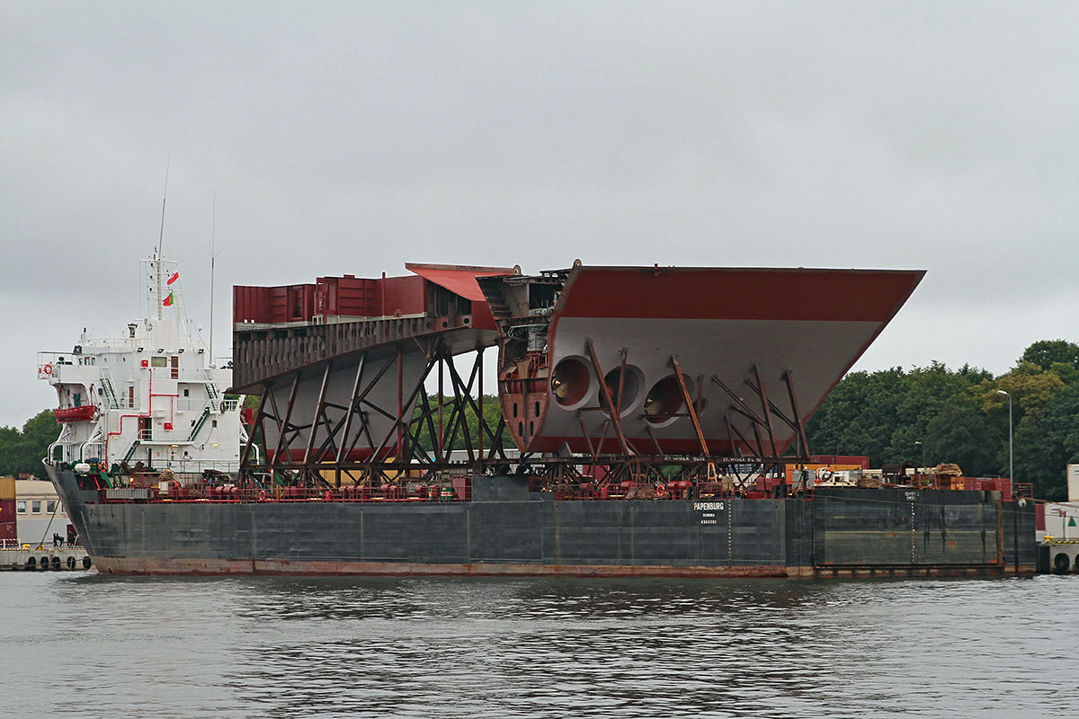 Ciężarowiec Papenburg z sekcjami kadłuba jednostki Meyer Werft S694 