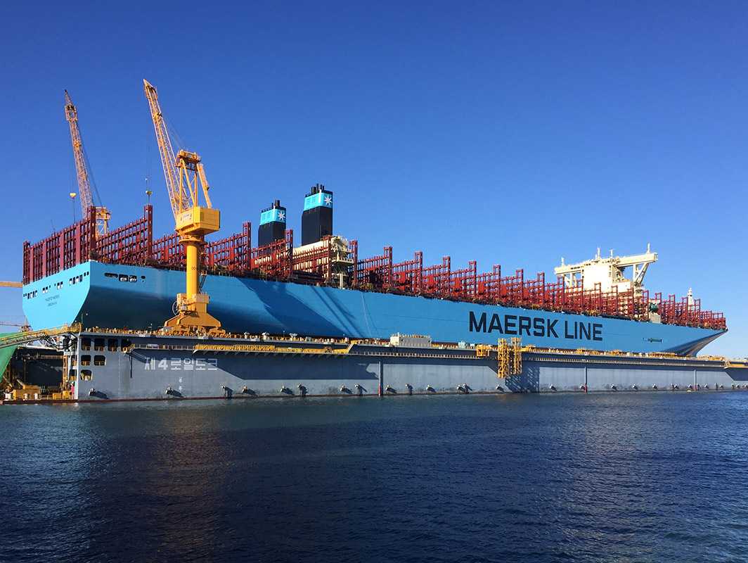 Madrid Maersk przygotowywany do wodowania w stoczni Porównanie sylwetek Triple-E i Triple-E2 (szkic ze źródeł nieoficjalnych) Madrid Maersk podczas wyposażania w stoczni