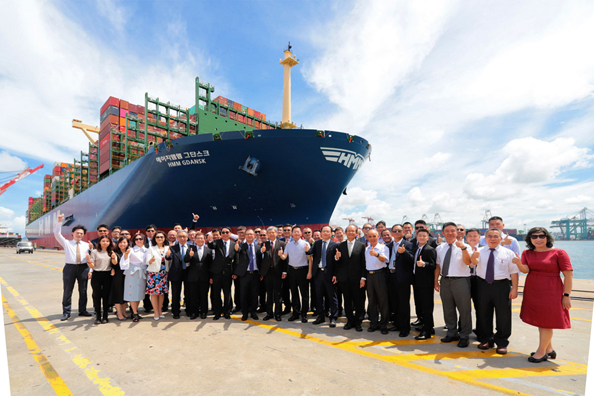 Przedstawiciele zarządu portu Kaohsiung na Tajwanie z HMM Gdansk w tle