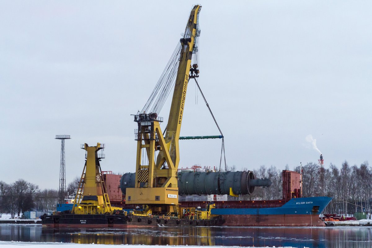 Dźwig pływający Maja z ładunkiem dla instalacji EFRA