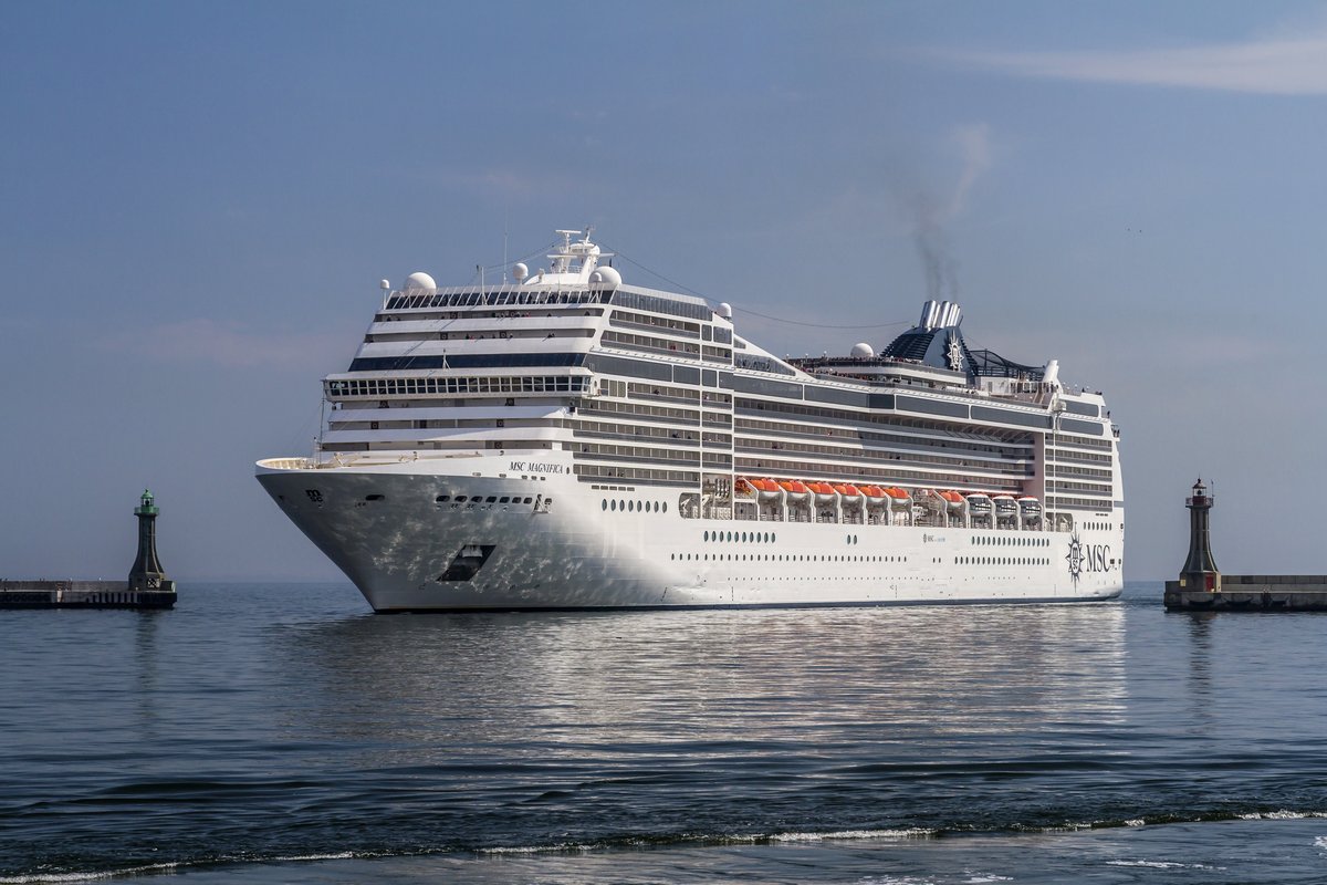 MSC Magnifica - wejście do portu Gdynia inaugurujące sezon zawinięć wycieczkowców 2017 Wpływający do portu statek witany jest najpierw przez pilota (często też przez załogi holowników), w drugiej kolejności są shipspotterzy, potem - cumownicy... MSC Magnifica na obrotnicy w awanporcie Pasażerowie witają Gdynię i podziwiają panoramę portu i miasta Pasażerowie witają Gdynię i podziwiają panoramę portu i miasta Pasażerowie witają Gdynię i podziwiają panoramę portu i miasta Podczas manewrów na wejście statki wycieczkowe ustawiają się najczęściej dziobem do wyjścia z portu Cumowanie MSC Magnifica - cumowanie przy nab. Francuskim w Gdyni