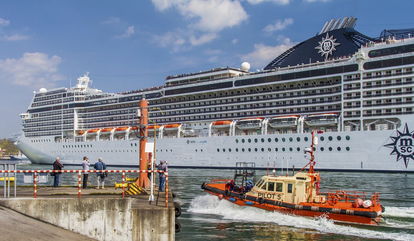 Wpływający do portu statek witany jest najpierw przez pilota (często też przez załogi holowników), w drugiej kolejności są shipspotterzy, potem - cumownicy... MSC Magnifica na obrotnicy w awanporcie Pasażerowie witają Gdynię i podziwiają panoramę portu i miasta Pasażerowie witają Gdynię i podziwiają panoramę portu i miasta Pasażerowie witają Gdynię i podziwiają panoramę portu i miasta Podczas manewrów na wejście statki wycieczkowe ustawiają się najczęściej dziobem do wyjścia z portu Cumowanie MSC Magnifica - cumowanie przy nab. Francuskim w Gdyni