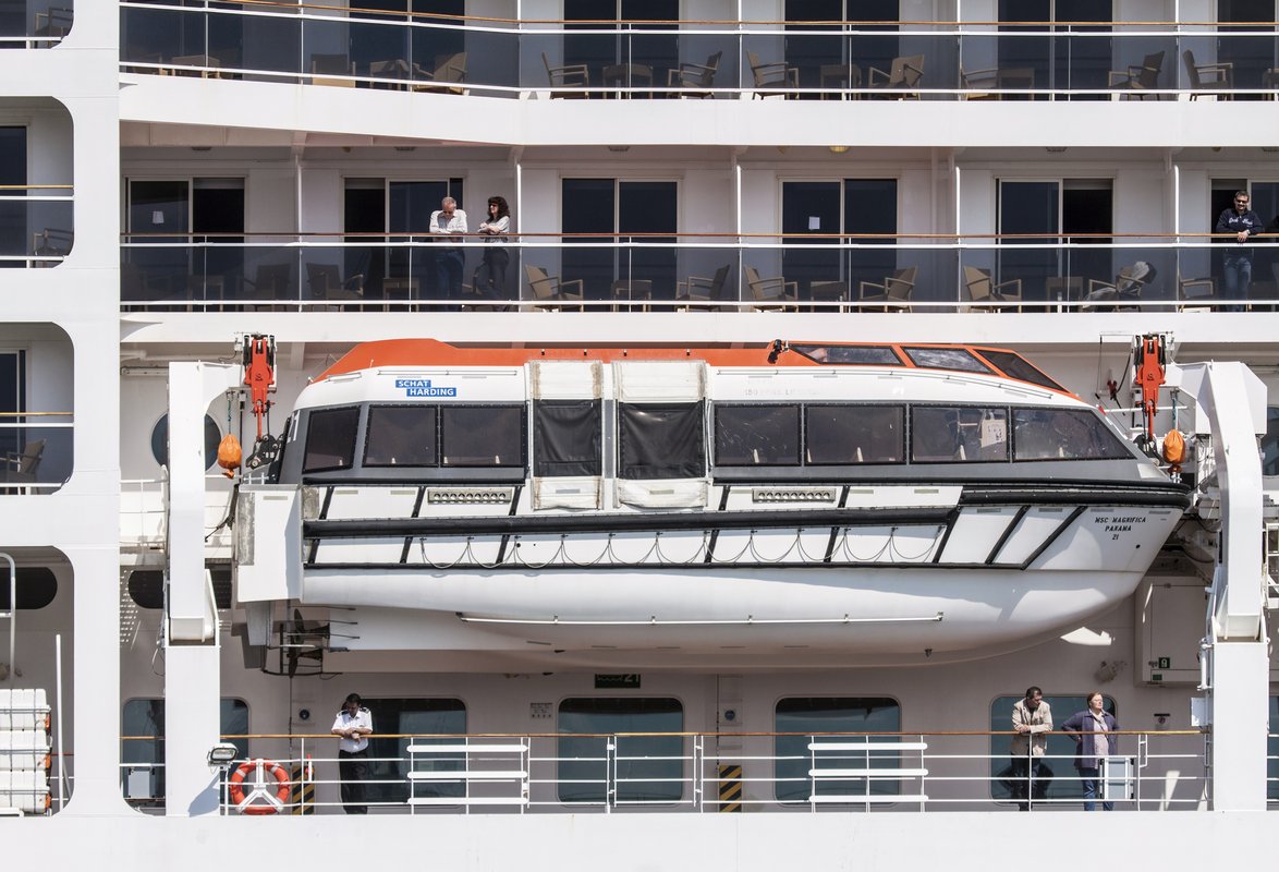 Pasażerowie witają Gdynię i podziwiają panoramę portu i miasta Podczas manewrów na wejście statki wycieczkowe ustawiają się najczęściej dziobem do wyjścia z portu Cumowanie MSC Magnifica - cumowanie przy nab. Francuskim w Gdyni
