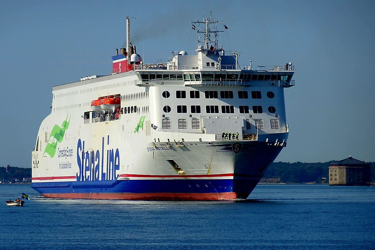 Stena Estelle na podejściu do terminalu promowego w Karlskronie - w trakcie rejsu ze stoczni w Chinach na Bałtyk od czerwca do sierpnia 2022 r.