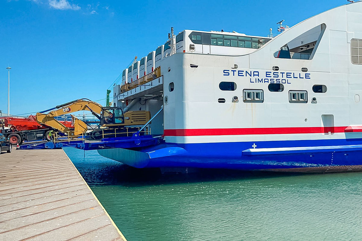 Rozładunek we Flushing - Stena Estelle w czasie rejsu ze stoczni w Chinach na Bałtyk od czerwca do sierpnia 2022 r.