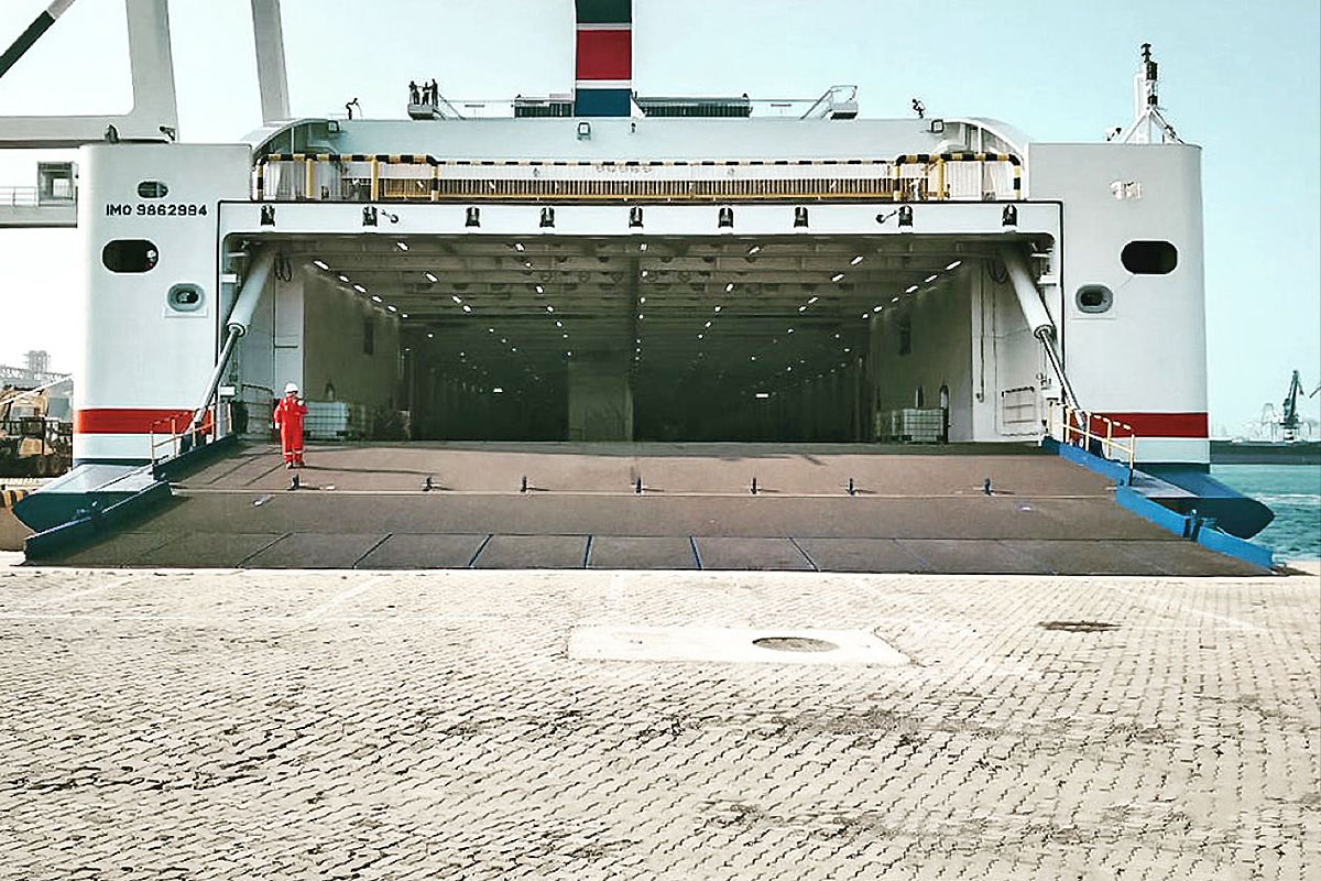Załadunek w Jebel Ali - Stena Estelle w czasie rejsu ze stoczni w Chinach na Bałtyk od czerwca do sierpnia 2022 r.