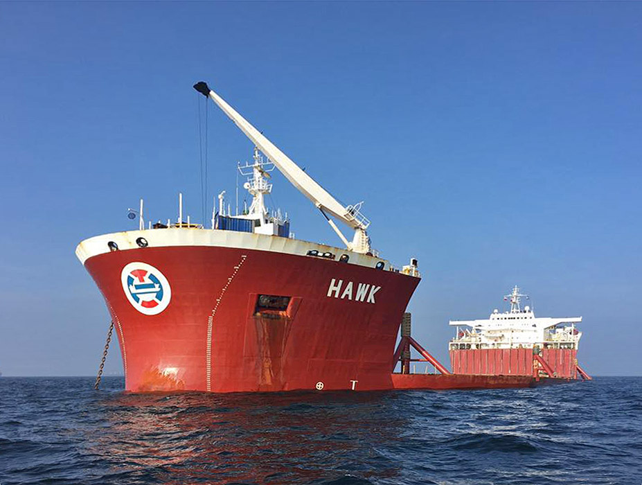 Ciężarowiec Hawk przed zanurzeniem na kotwicowisku portu Gdynia