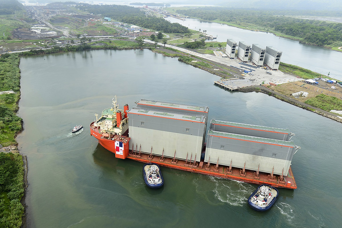 Dostawa wrót dla nowych, szerszych śluz Kanału Panamskiego na pokładzie ciężarowca Sun Rise Dostawa wrót dla nowych, szerszych śluz Kanału Panamskiego na pokładzie ciężarowca Sun Rise