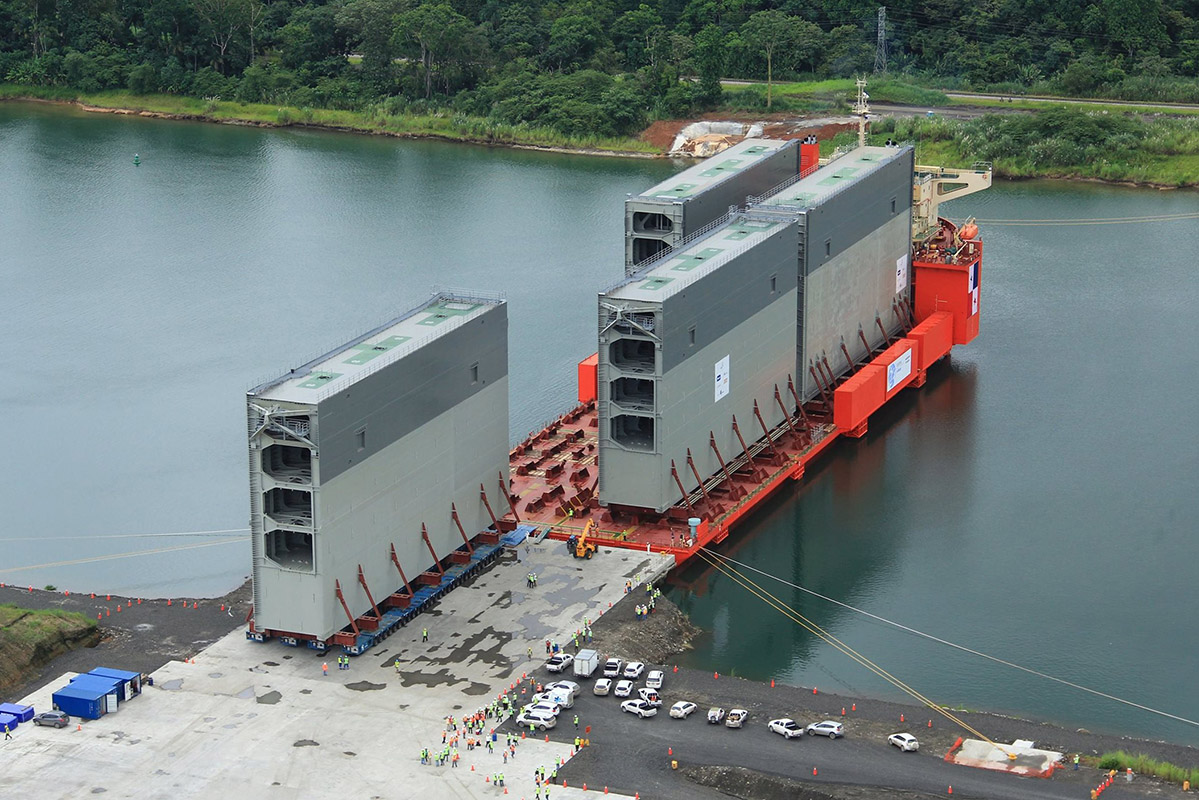 Dostawa wrót dla nowych, szerszych śluz Kanału Panamskiego na pokładzie ciężarowca Sun Rise