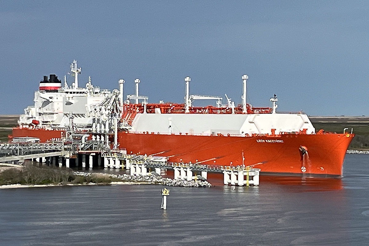 Gazowiec Lech Kaczyński przy pirsie przeładunkowym terminalu LNG Sabine Pass w stanie Luizjana w USA, przy którym przyjął swój pierwszy ładunek. Fot.: kapitan Tim Hilton