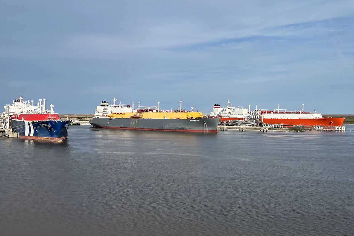 Trzy gazowce przy pirsie przeładunkowym terminalu LNG Sabine Pass w stanie Luizjana w USA, w którym LNGC Lech Kaczyński (po prawej) przyjął swój pierwszy ładunek. Fot.: kapitan Tim Hilton