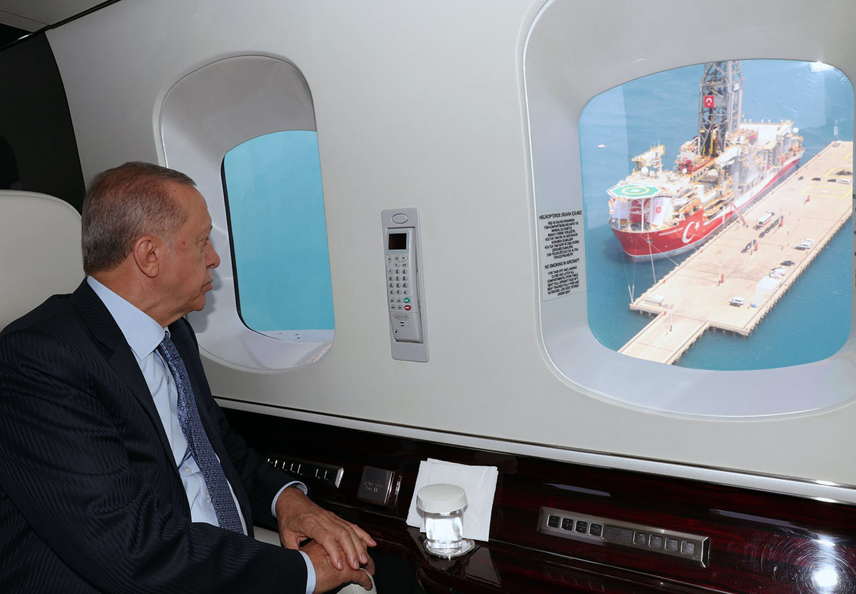 Recep Erdogan w śmigłowcu, który zaraz wyląduje na pokładzie śmigłowcowym na statku wiertniczym Abdülhamid Han