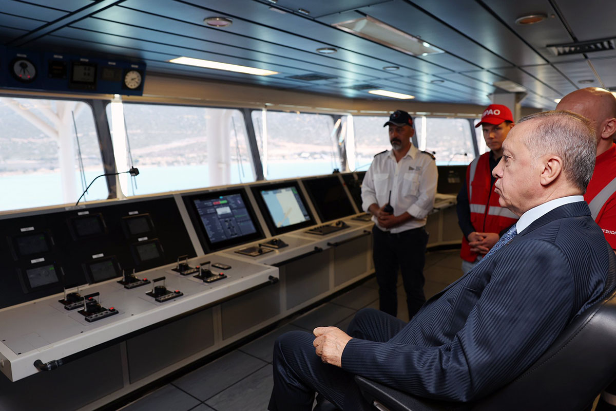 Recep Erdogan na mostku statku wiertniczego Abdülhamid Han