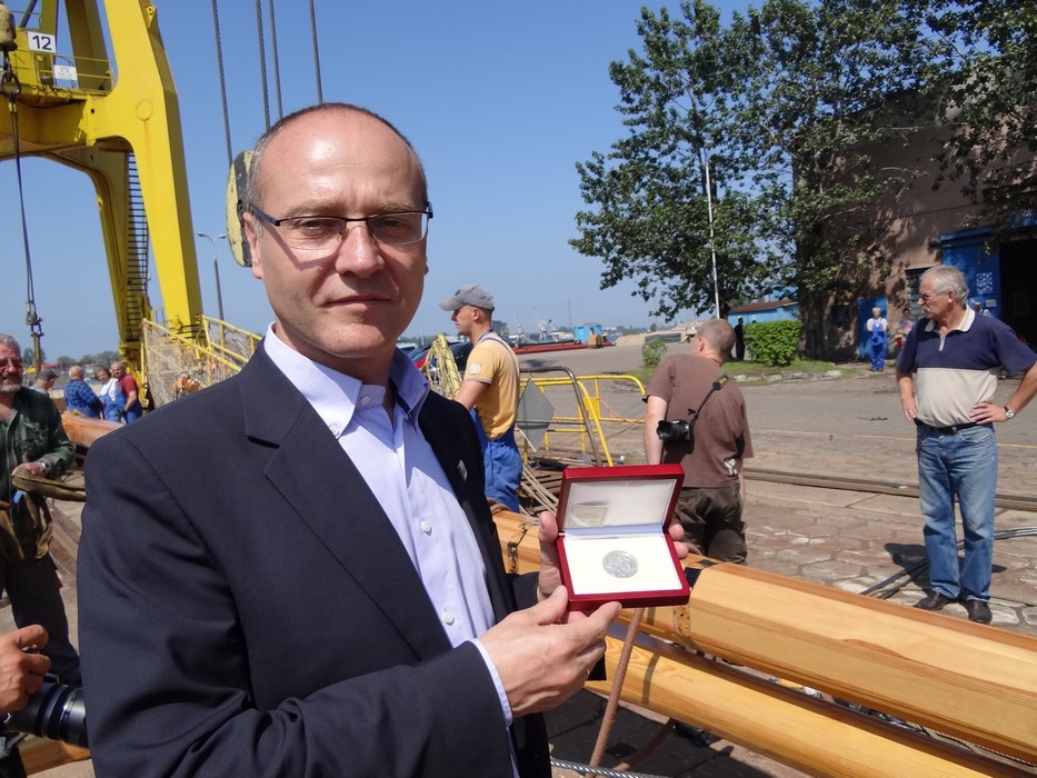 Leszek Paszkowski z pamiątkową monetą