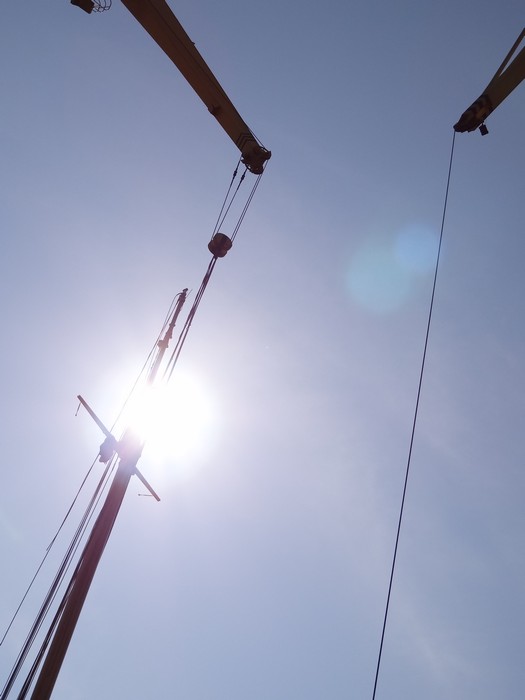 Grotmaszt transportowały dwa dźwigi