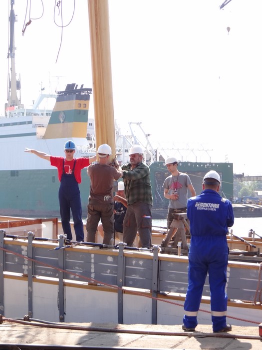 Grotmaszt już na jednostce