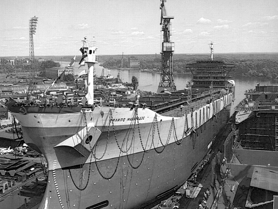 Wodowanie masowca 32 000 t w Stoczni Szczecińskiej.