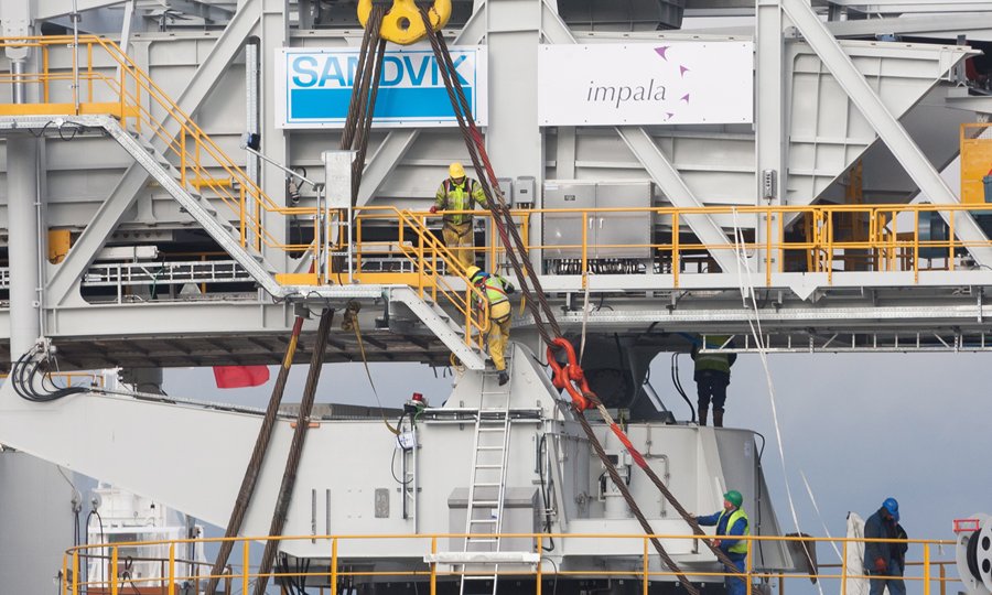 Ciężarowiec Happy Diamond podczas załadunku shiploadera