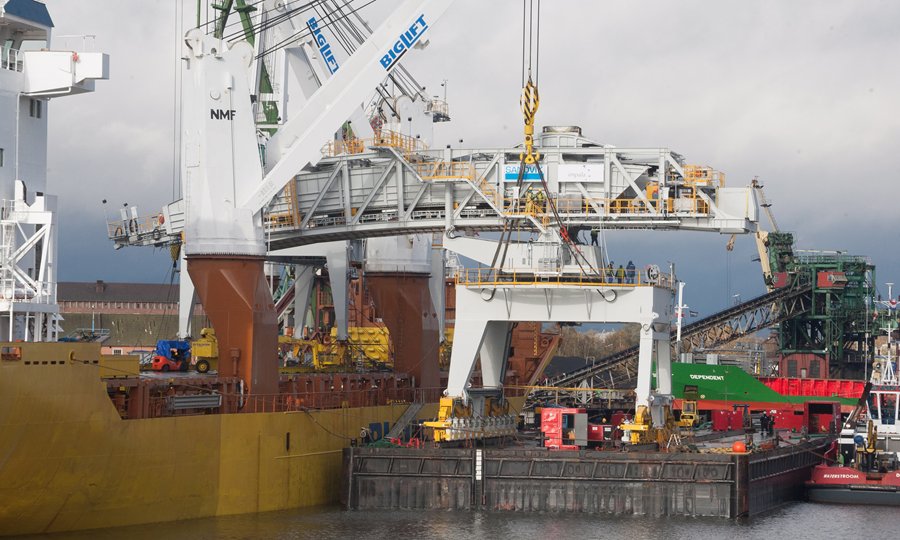 Ciężarowiec Happy Diamond podczas załadunku shiploadera Ciężarowiec Happy Diamond podczas załadunku shiploadera