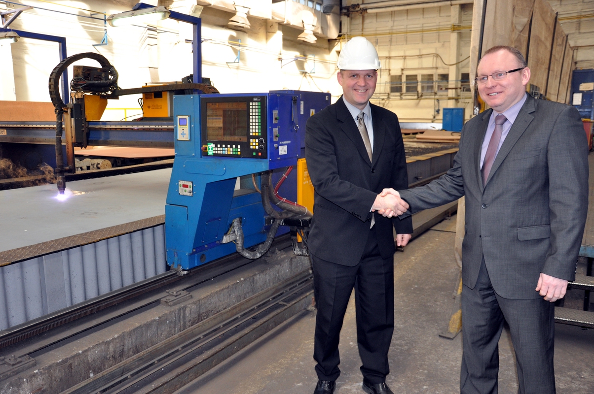 Daniel Riis (z lewej) po uruchomieniu maszyny do plazmowego cięcia blach
