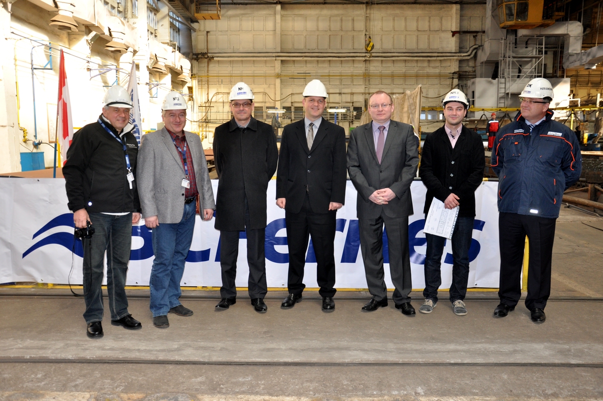 Przedstawiciele stoczni i armatora podczas uroczystości